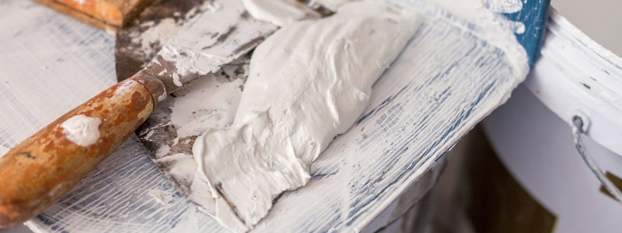 Enduisage, ratissage, lissage : quelles &eacute;tapes pour un mur parfaitement pr&ecirc;t &agrave; peindre ? Seloncourt