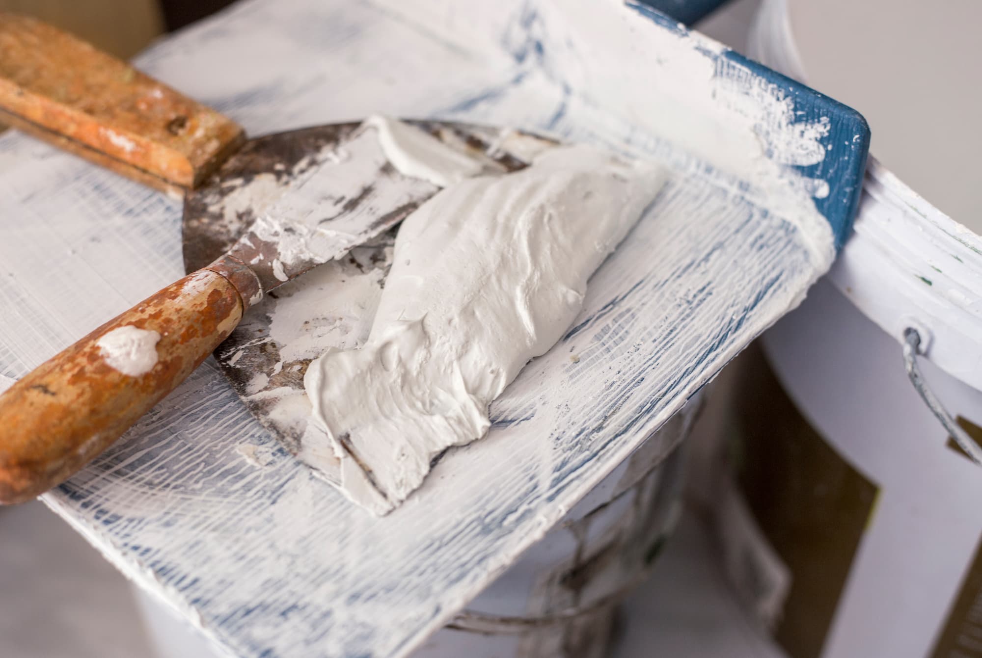 Enduisage, ratissage, lissage : quelles &eacute;tapes pour un mur parfaitement pr&ecirc;t &agrave; peindre ? Seloncourt